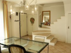 Half independent villa for two families with private garden for sale in the Golf Club of Garlenda - 4