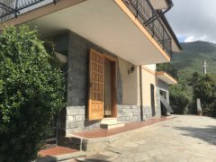 Indipendente Villa bifamiliare con vista mare ed uliveto in vendita a Cisano sul Neva - 1