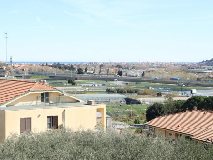 Appartamento bilocale con terrazza, balcone e box auto in vendita a Villanova d'Albenga