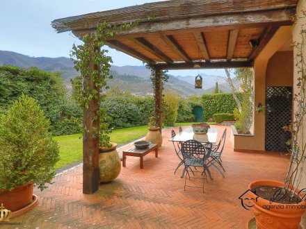 Half-independent Villa with garden and private parking spaces for sale in the Golf Club of Garlenda