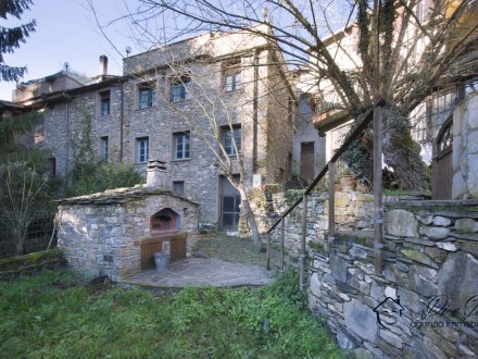 Semi-detached stone farmhouse with garden for sale in Garlenda