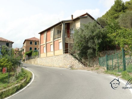 Independent rustic house with warehouses and land for sale in Vendone
