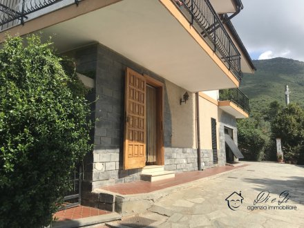 Indipendente Villa bifamiliare con vista mare ed uliveto in vendita a Cisano sul Neva