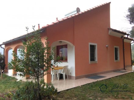 Independent villa with garden for sale in Ortovero